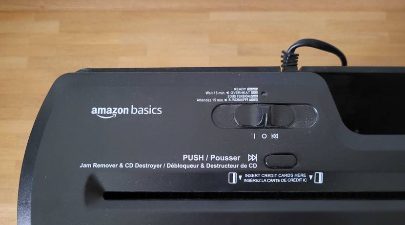 Im Test: Detailaufnahme An-Aus-Schalter eines Aktenvernichters.