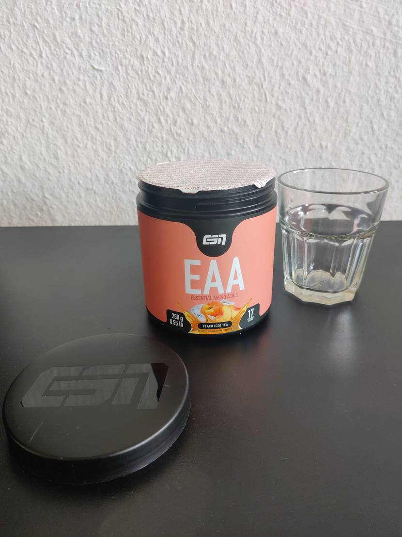 aminosaeure-komplex neben einem Glas 
