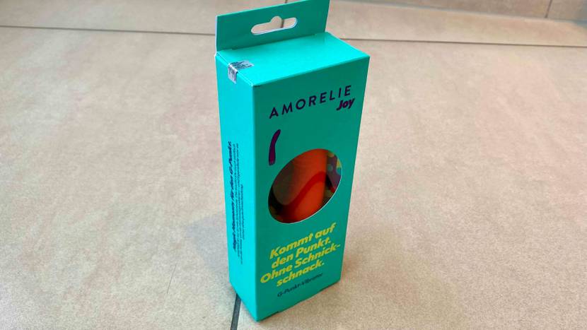 Vibrator im Test: eine hellgrüne Verpackung mit einem Vibrator steht auf einem hellen Fliesenboden.