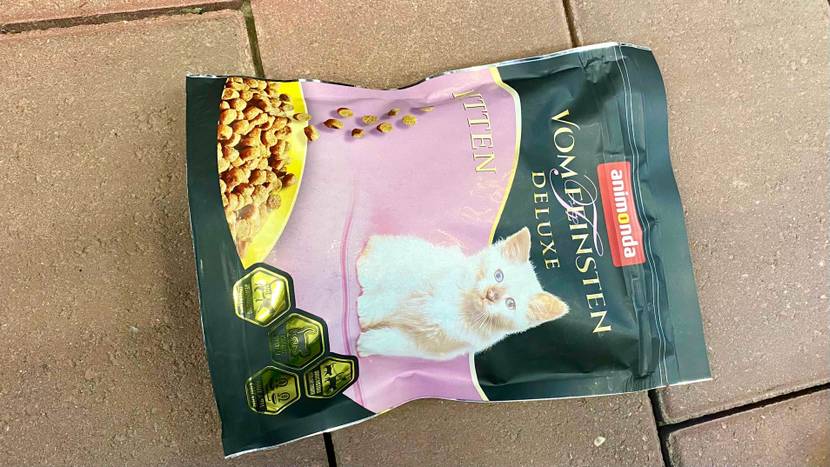 Im Test: Eine Packung Kittenfutter liegt auf einem Steinboden.