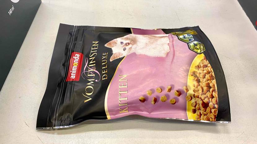 Kittenfutter getestet: Eine Packung liegt horizontal auf einer hellen Fläche.