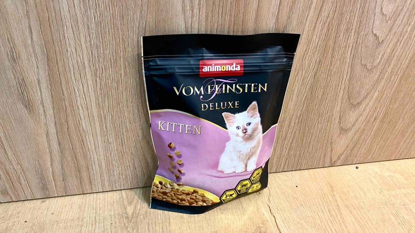 Eine Packung des getesteten Kittenfutters vor und auf einer Holzfläche.