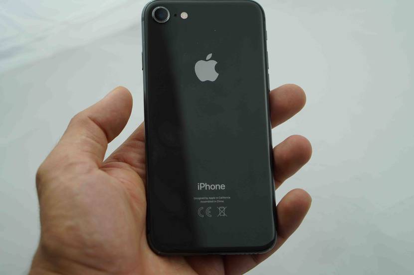 Rückwärtige Ansicht eines getesteten schwarzen Apple iPhones im Test der Smartphones.