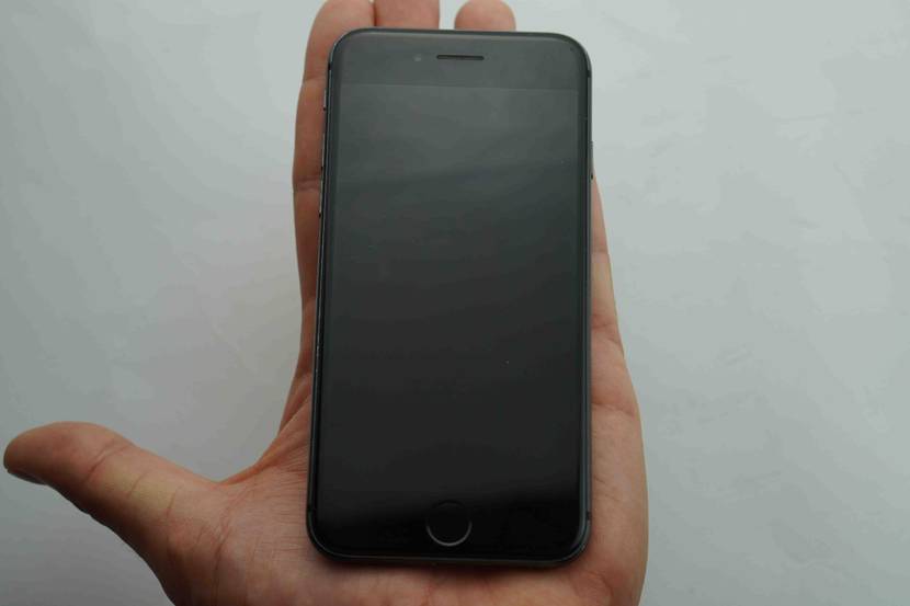 Smartphone-Test: Schwarzes Smartphone liegt auf einer Hand.