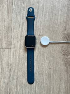 Apple-Watch mit Ladegerät
