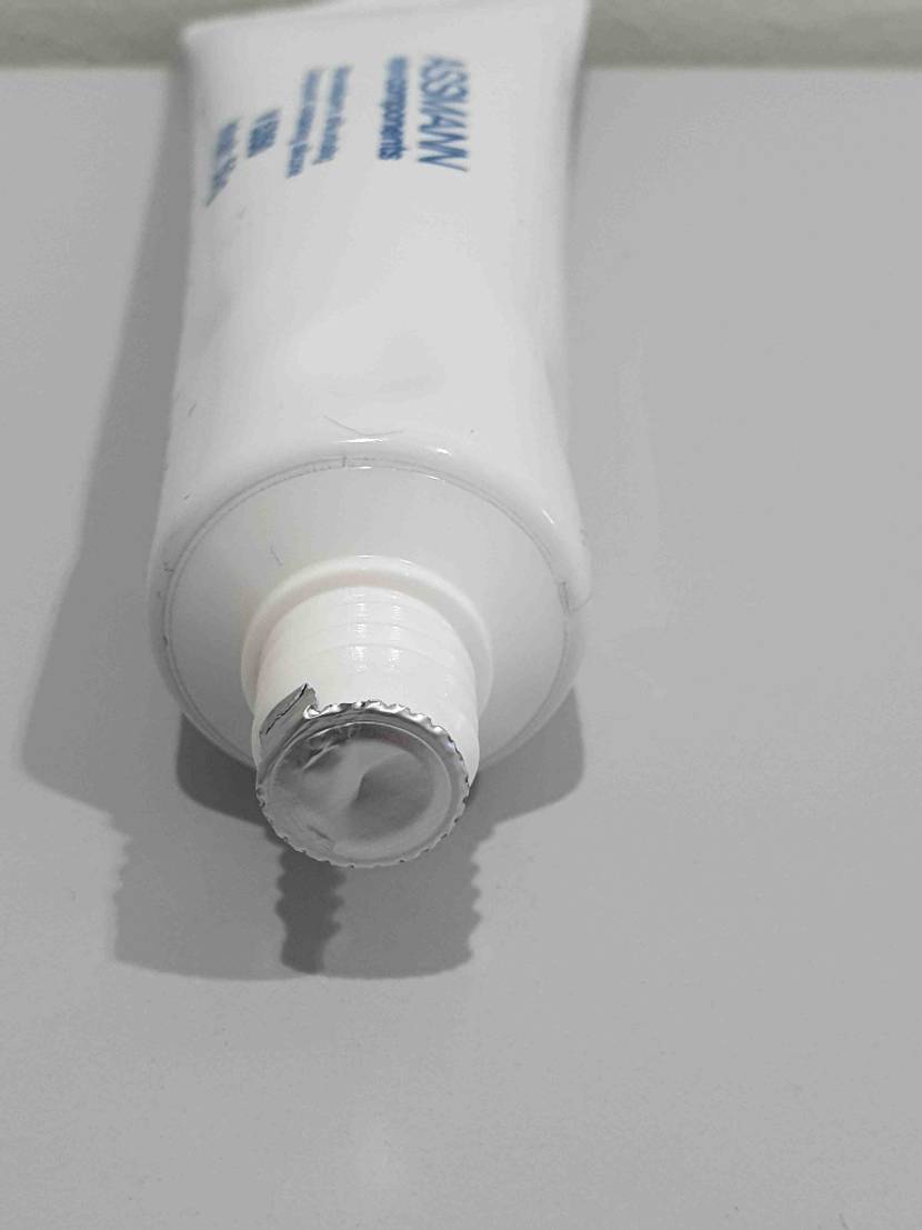 Getestet: Blick von vorn auf eine Tube Wärmeleitpaste mit Schutzfolie.