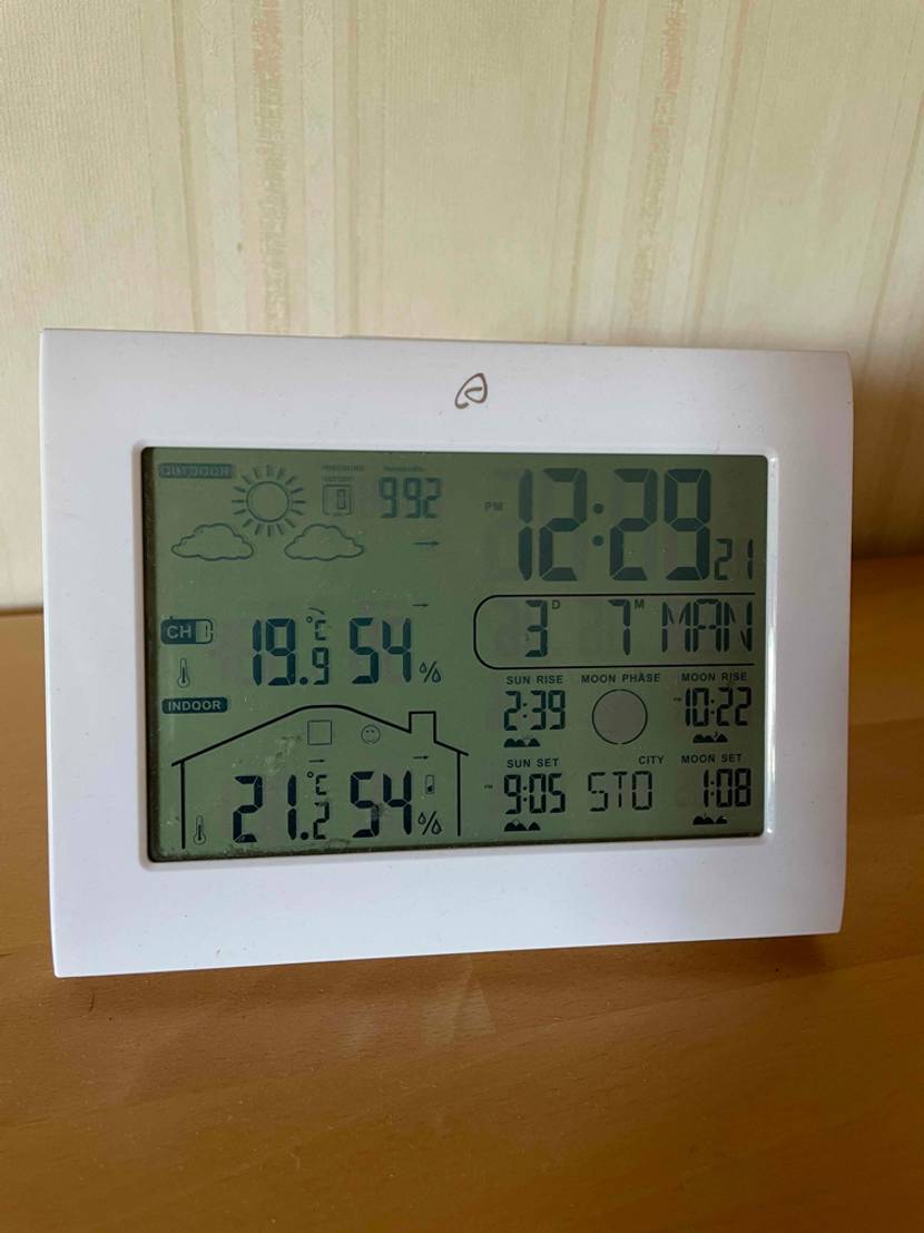 Wetterstation-Test: Display einer Wetterstation im Detail, die auf einem Holztisch steht.