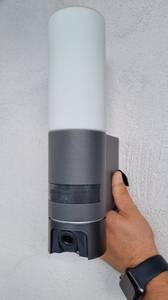 Lampe wird an die Wand gehalten.