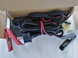 Stecker und Kabel eines Autobatterieladegerätes