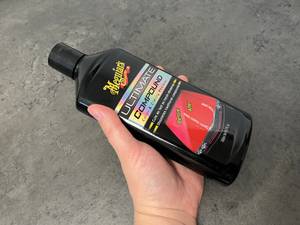 Die Entfernung von Teer und Flugrost gelingt Ihnen mit der Autpolitur G17216EU von Meguiar’s.