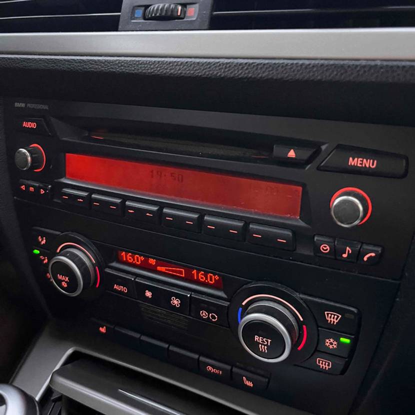Das getestete Autoradio ist im Auto eingebaut.