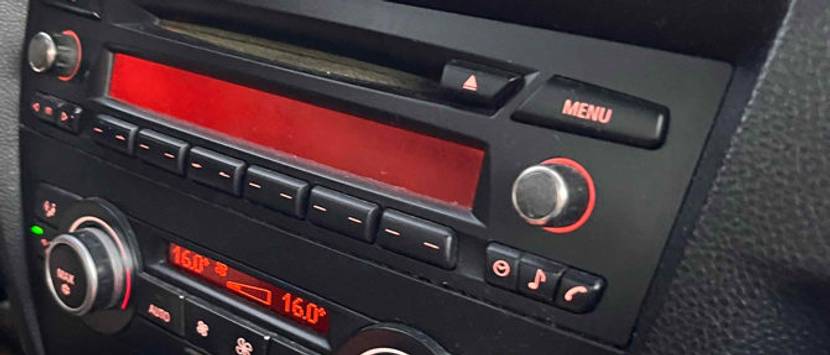 Das getestete Autoradio leuchtet in der Farbe orange.