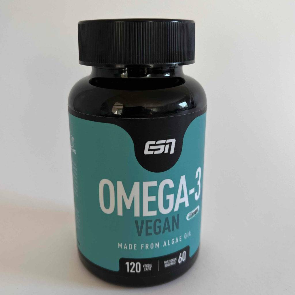 Getestete Omega-3-Kapseln in einer Schwarz-Hellblauen Dose von der Marke ESN, welche vor einem weißen Hintergrund steht.