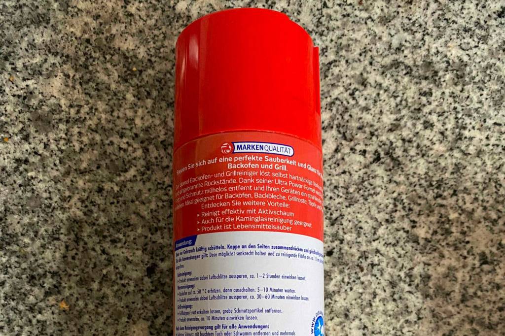 Rückseite von einem Backofenreiniger mit Warnhinweisen.
