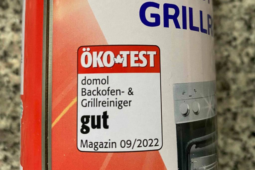 Vorderseite von einem Backofenreiniger mit Öko-Test-Siegel.