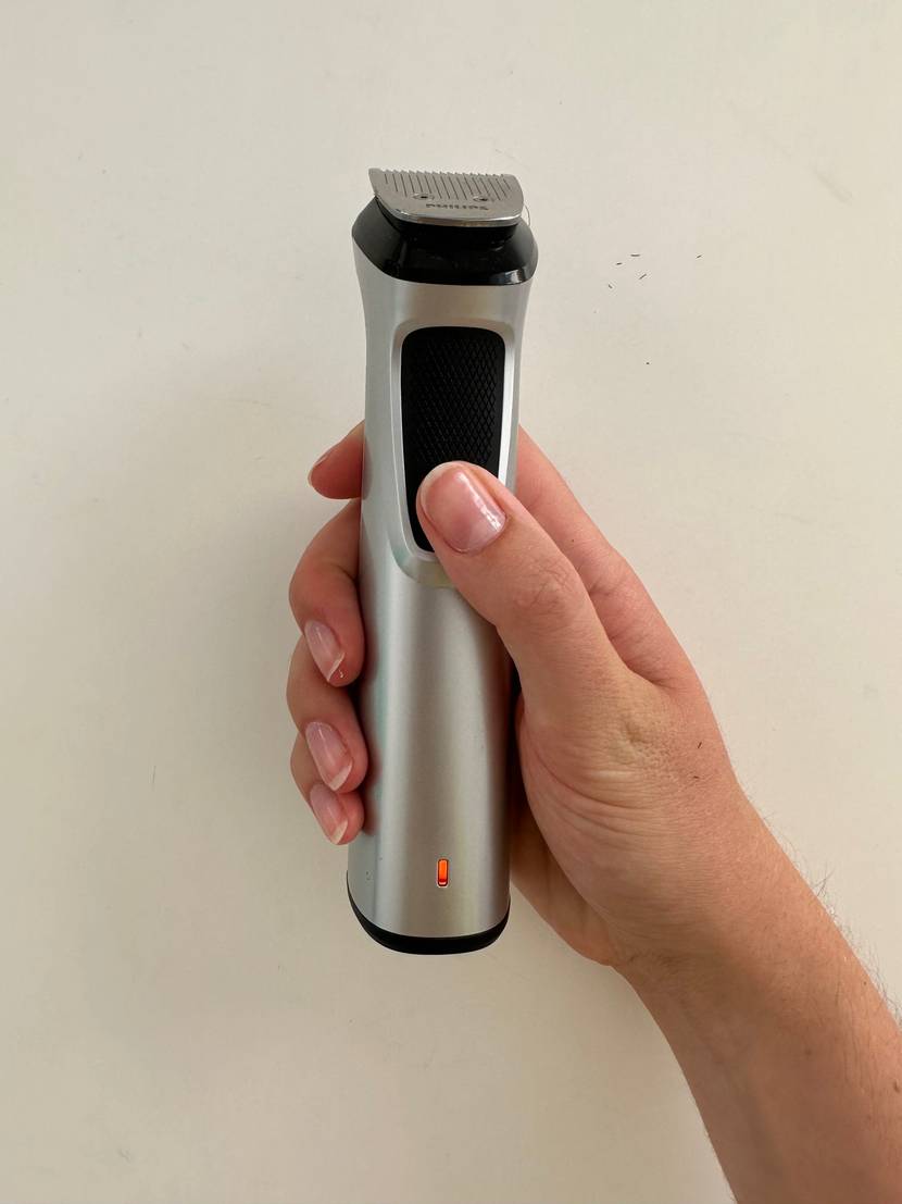 Getesteter Bartschneider mit Startbutton.