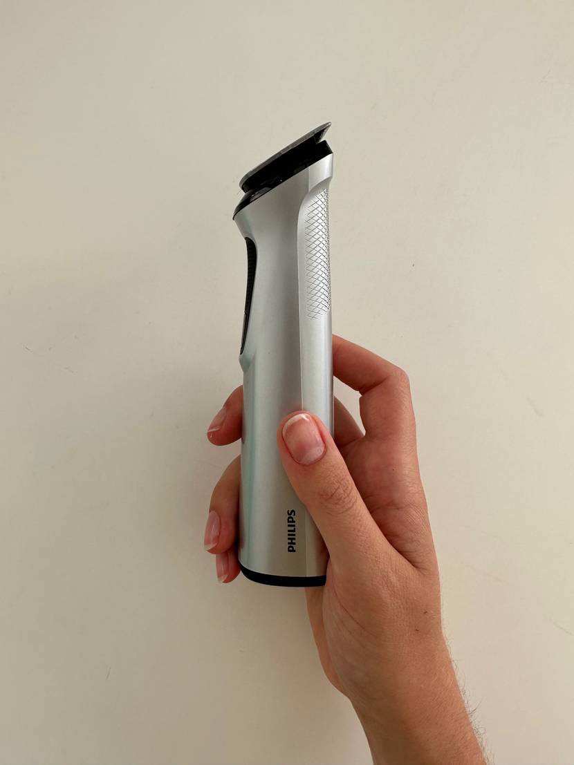Getesteter Bartschneider in der Hand.