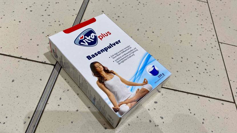 Im Test: Eine Packung Basenpulver auf einem Fließenboden.