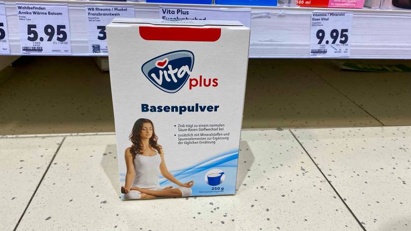 Basenpulver getestet: Eine Packung vor einem Regal mit Preisen.