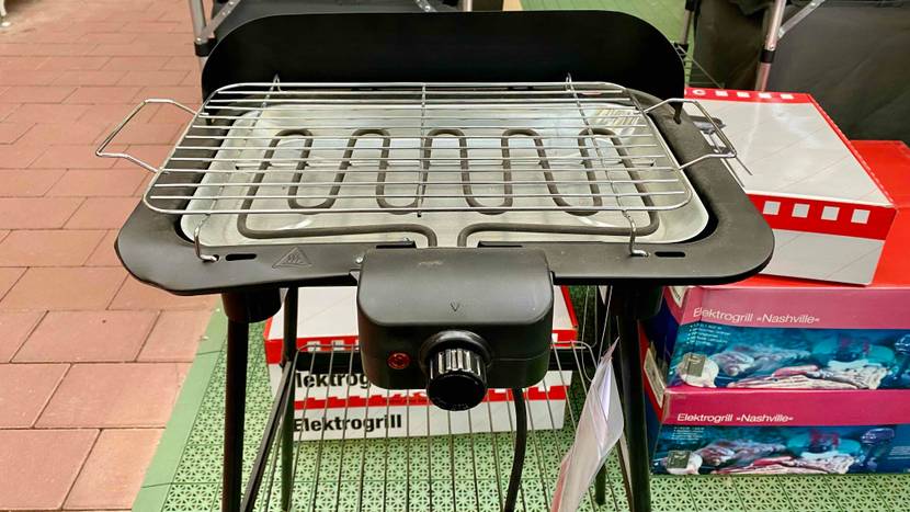 Im Test: Nahaufnahme der Bedienelemente eines Elektrogrills in einer Austellung.