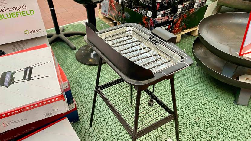 Ein getesteter Elektrogrill von schräg hinten in einer Austellungsfläche stehend.