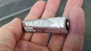 Auf dem Bild: die Ultra-Lithium AA-Batterie von Varta.