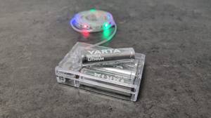 Lithiumbatterien von Varta bringen kleine Lichterketten zum Leuchten.