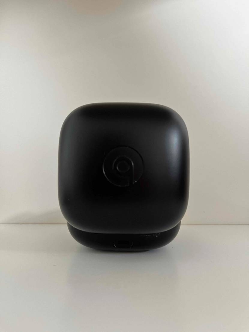 Sport-Kopfhörer getestet: eine geöffnete schwarze Aufbewahrungsbox von Beats steht mit der Rückseite nach vorn vor weißer Wand.