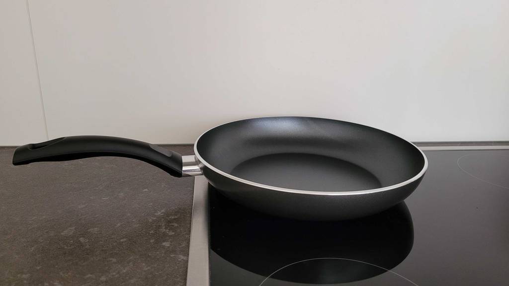 beschichtete-pfanne-herd