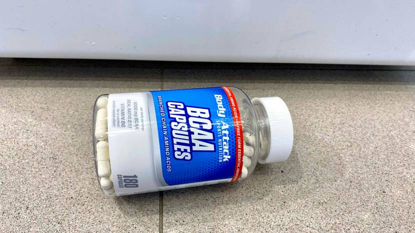 Im Test: Eine Dose BCAA liegt horizontal auf einer Fließenoberfläche.