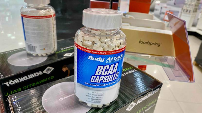 Eine Dose des getesteten BCAA steht neben anderen Produkten in einem Verkaufsraum.