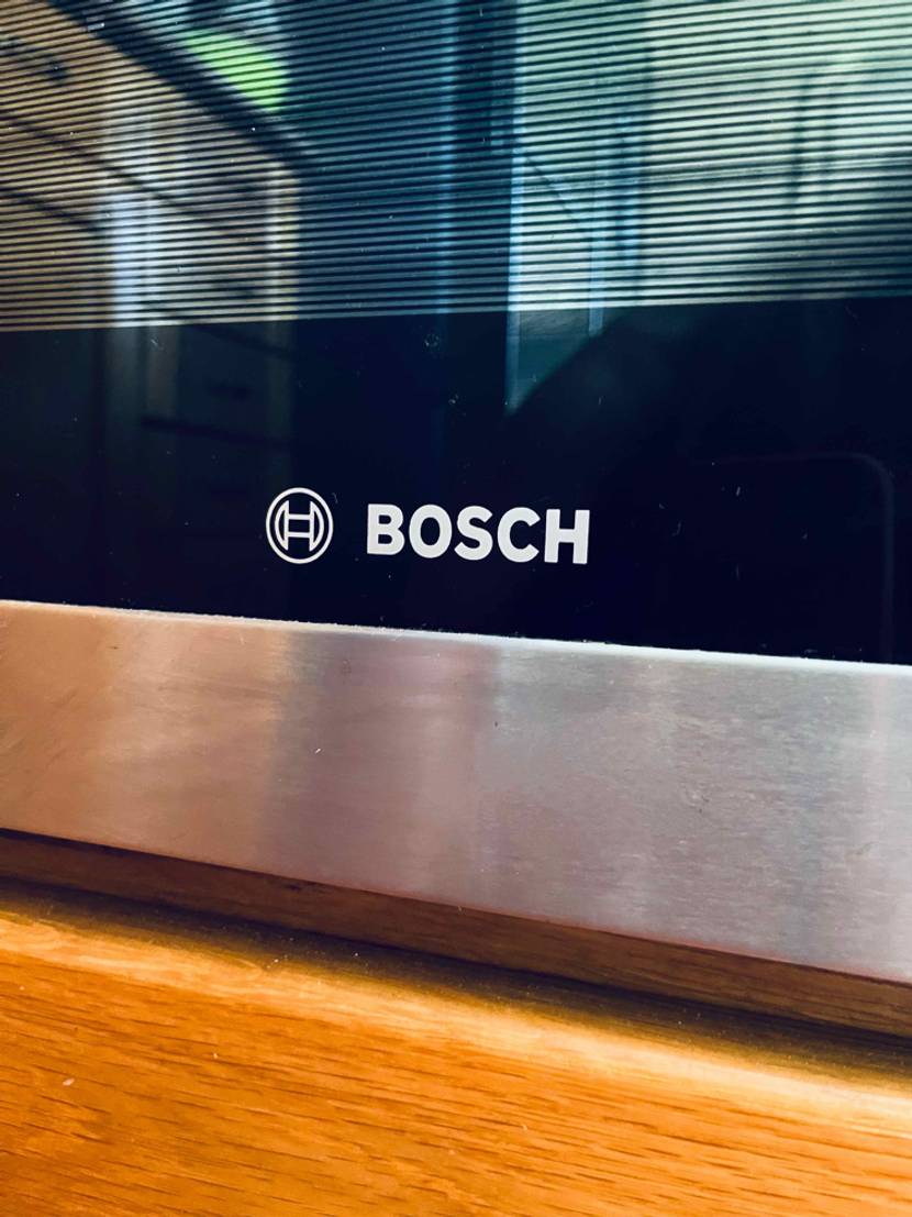 Backofen getestet: Nahaufnahme des Logos der Marke Bosch.