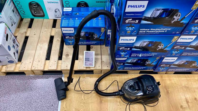 Bosch-Staubsauger getestet: Ein Gerät vor mehreren originalverpackten Geräten mit Preisangabe auf einem Holzboden.
