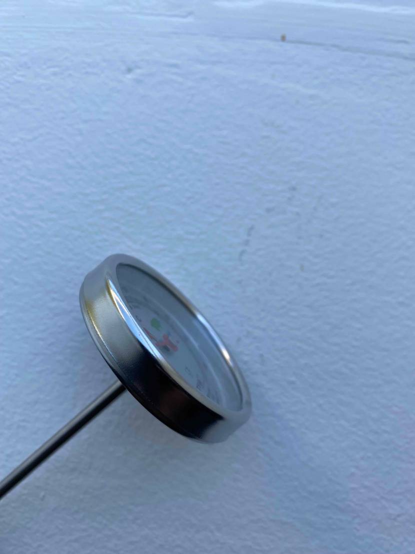 Bratenthermometer-Test: Seitliche Detailaufnahme der Temperaturanzeige.