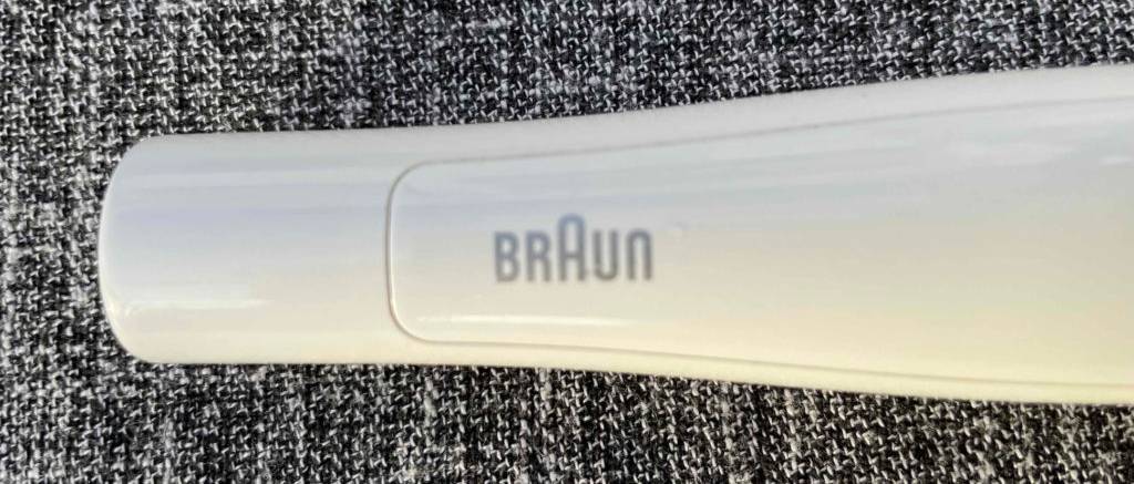 Der Schriftzug auf dem Gesichtsepilierer im Test ist im Detail zu sehen.