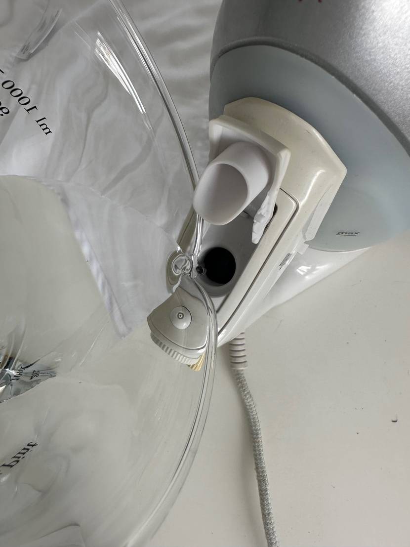 Der Wassertank des getesteten Bügeleisens wird gefüllt.