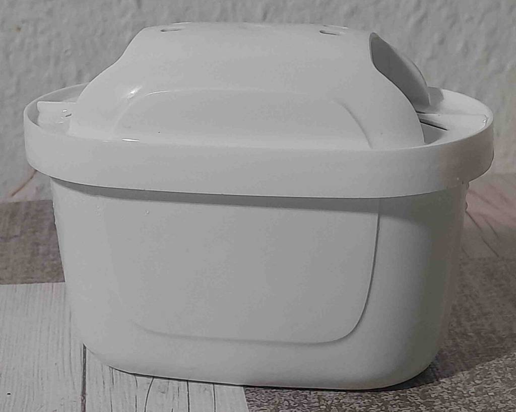 Seitenansicht eines weißen Brita Wasserfilters im Test.