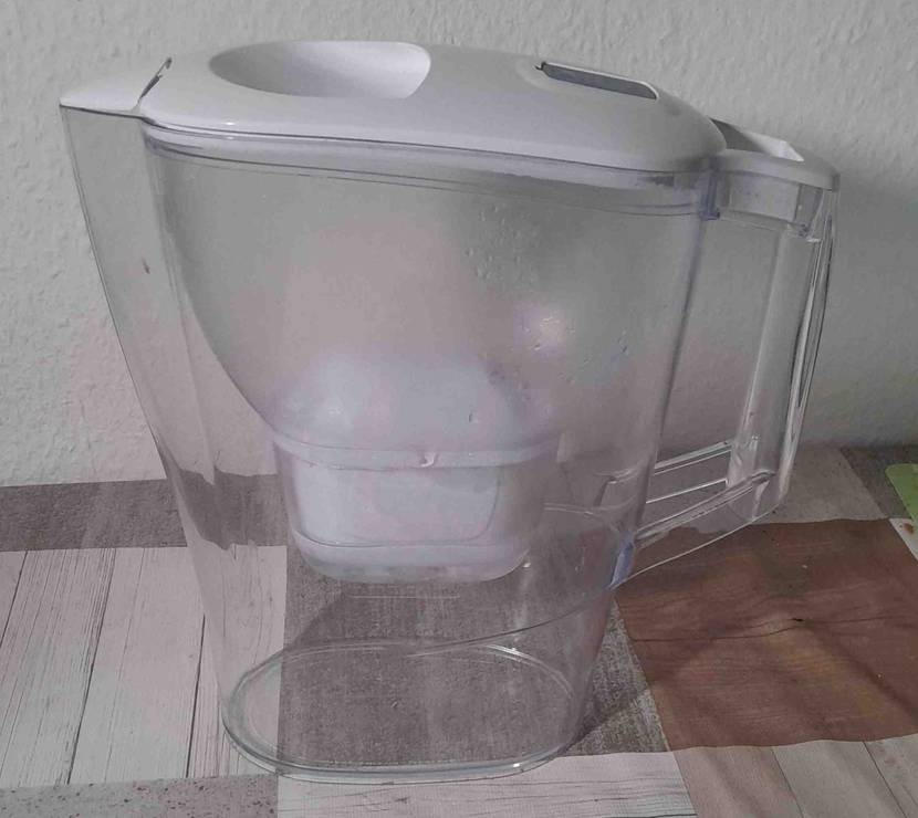 Wasserfilter im Test: Gesamtansicht eines transparenten Kunststoff-Gefäßes inklusive weißem Wasserfilter von Brita.