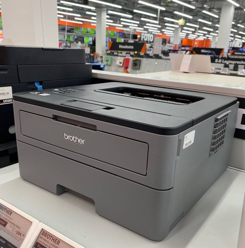 Im Test: Ein Multifunktionsdrucker von leicht seitlich in einer Verkaufsfläche.