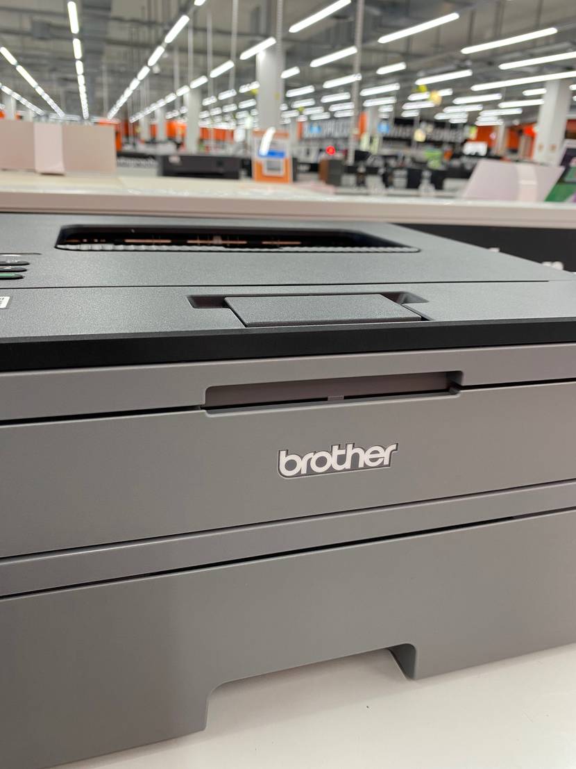 Multifunktionsdrucker getestet: Nahaufnahme auf das Brother-Logo vorne.
