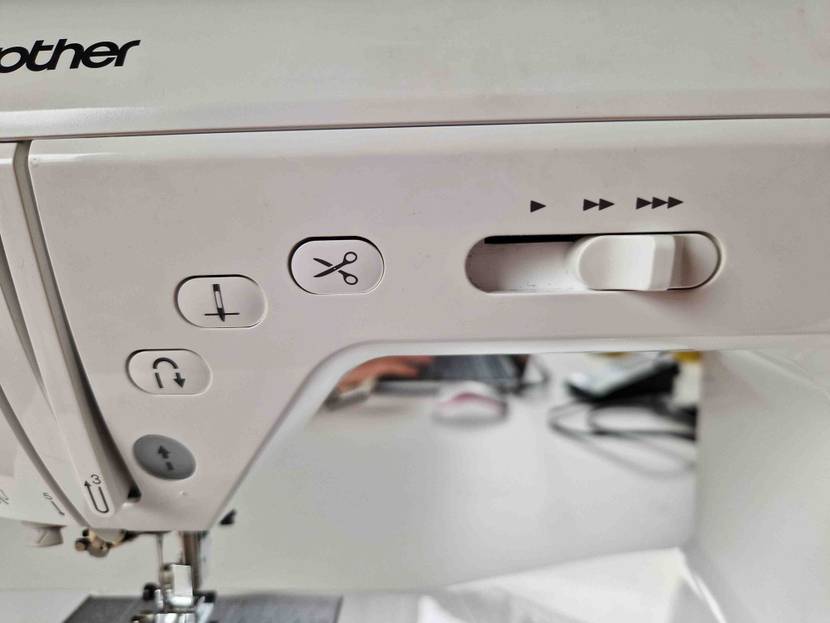 Brother Nähmaschine getestet: Einstelltasten in Detailansicht.