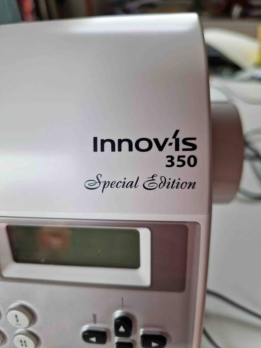 Brother Nähmaschine getestet: Detailansicht mit Teil von Bedienpanel von Typ Innovis 350 Special Edition.