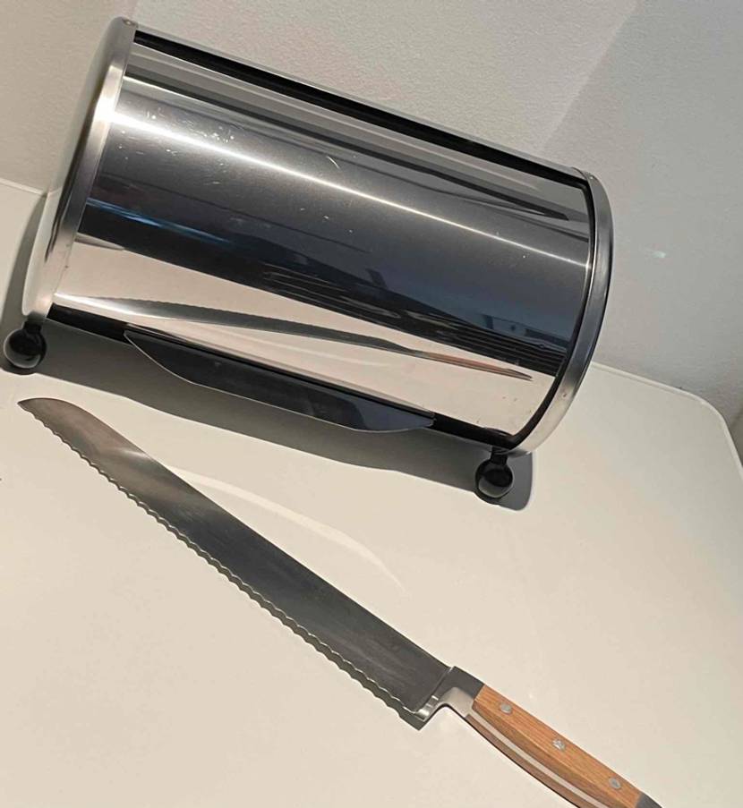 Brotkasten-Test: Geschlossener Brotkasten mit Brotmesser im Vordergrund.
