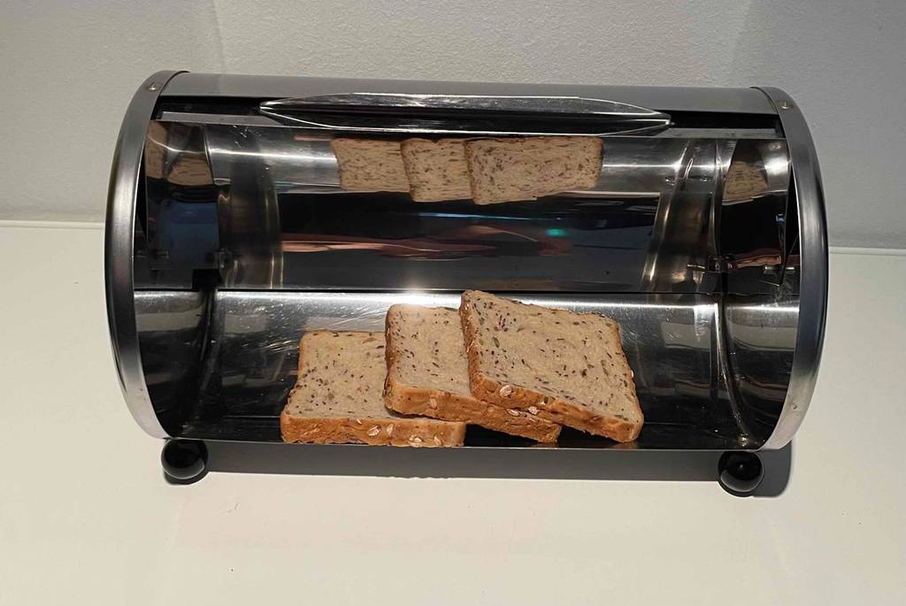 Brotkasten im Test. Geöffneter Brotkasten mit drei Brotscheiben.