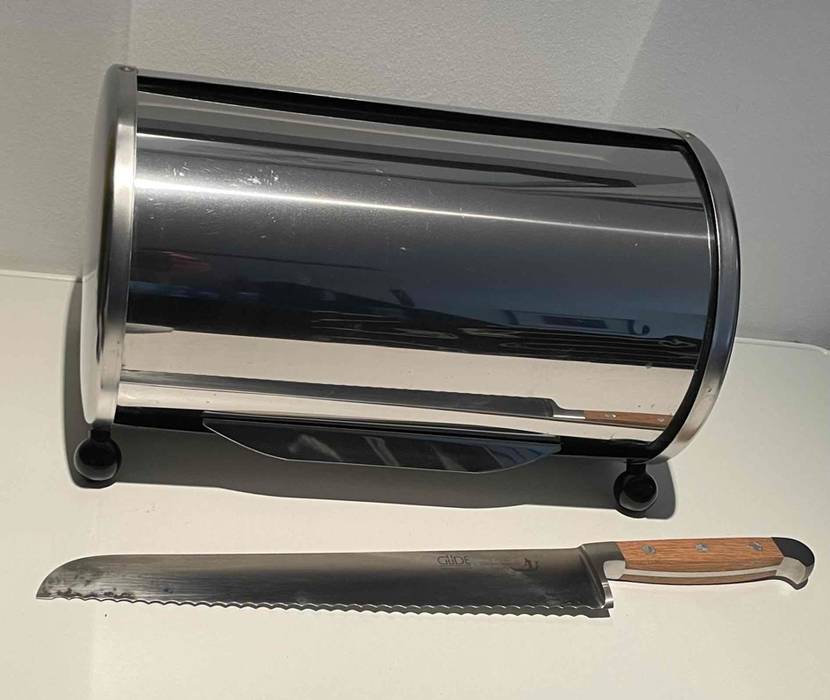 Brotkasten-getestet: Geschlossesner Brotkasten mit Brotmesser im Vordergrund in der Nahansicht.
