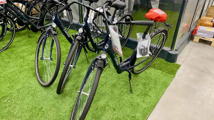 Ein getestetes Fahrrad neben anderen auf einer grünem Rasenfläche.