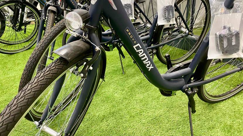Im Test: Nahaufnahme des Logos auf dem Rahmen eines Fahrrades.