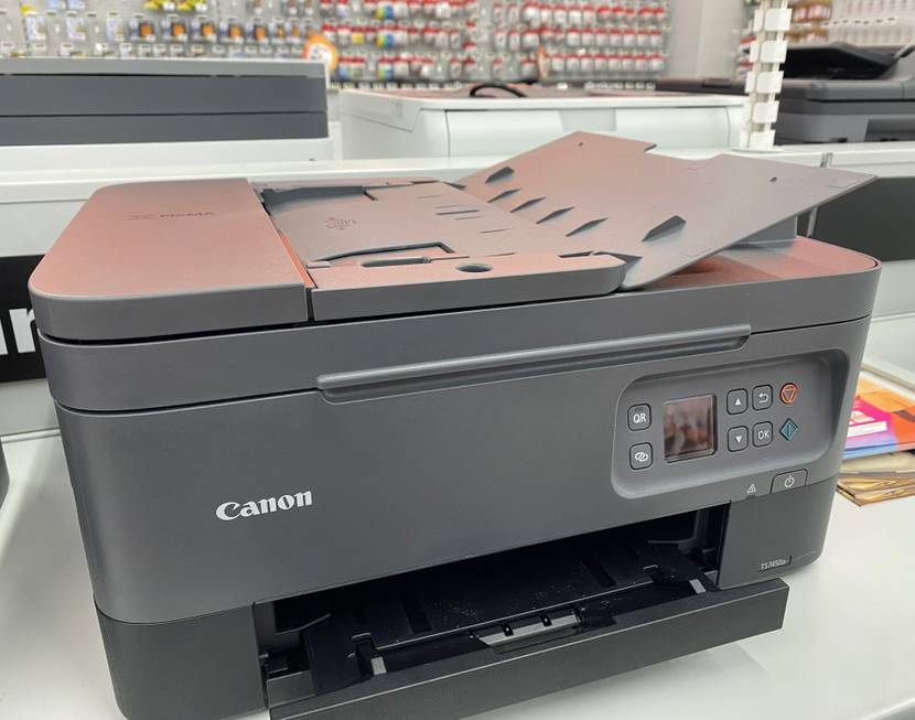 Ein getesteter Multifunktionsdrucker von vorne auf einer hellen Fläche in einem Verkaufsraum.