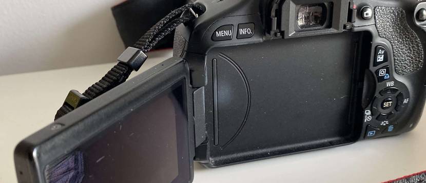 canon-spiegelreflexkamera aufgeklappt
