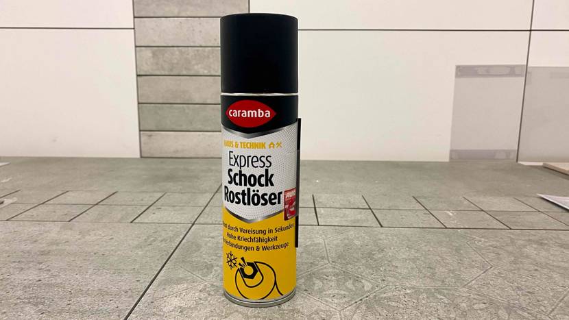 Rostlöser-Test: Caramba Express Schock Rostlöser in einer Sprühdose, mit Fokus auf die seitlich angebrachte schwarze Sprühverlängerung für enge Stellen.